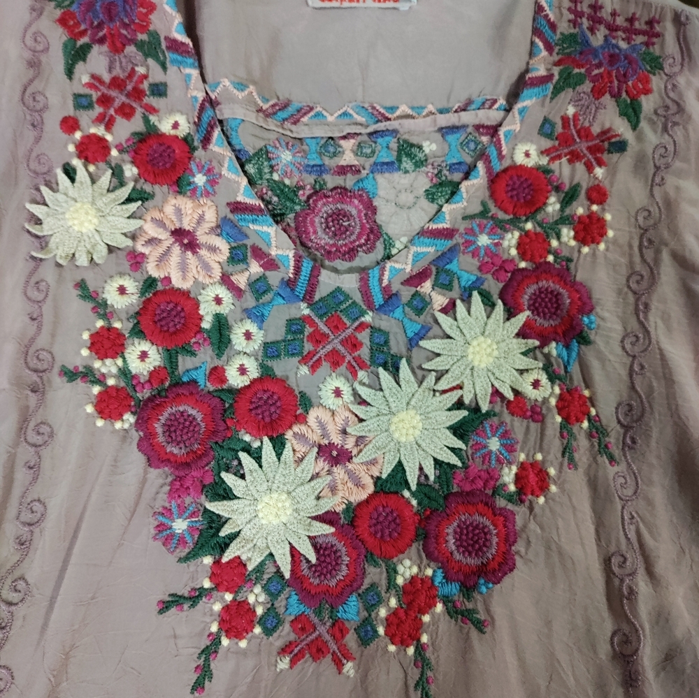 Johnny Was. Beautiful Pre-owned Conditioned Med Embroidered Floral Lavender Top - Picture 3 of 11